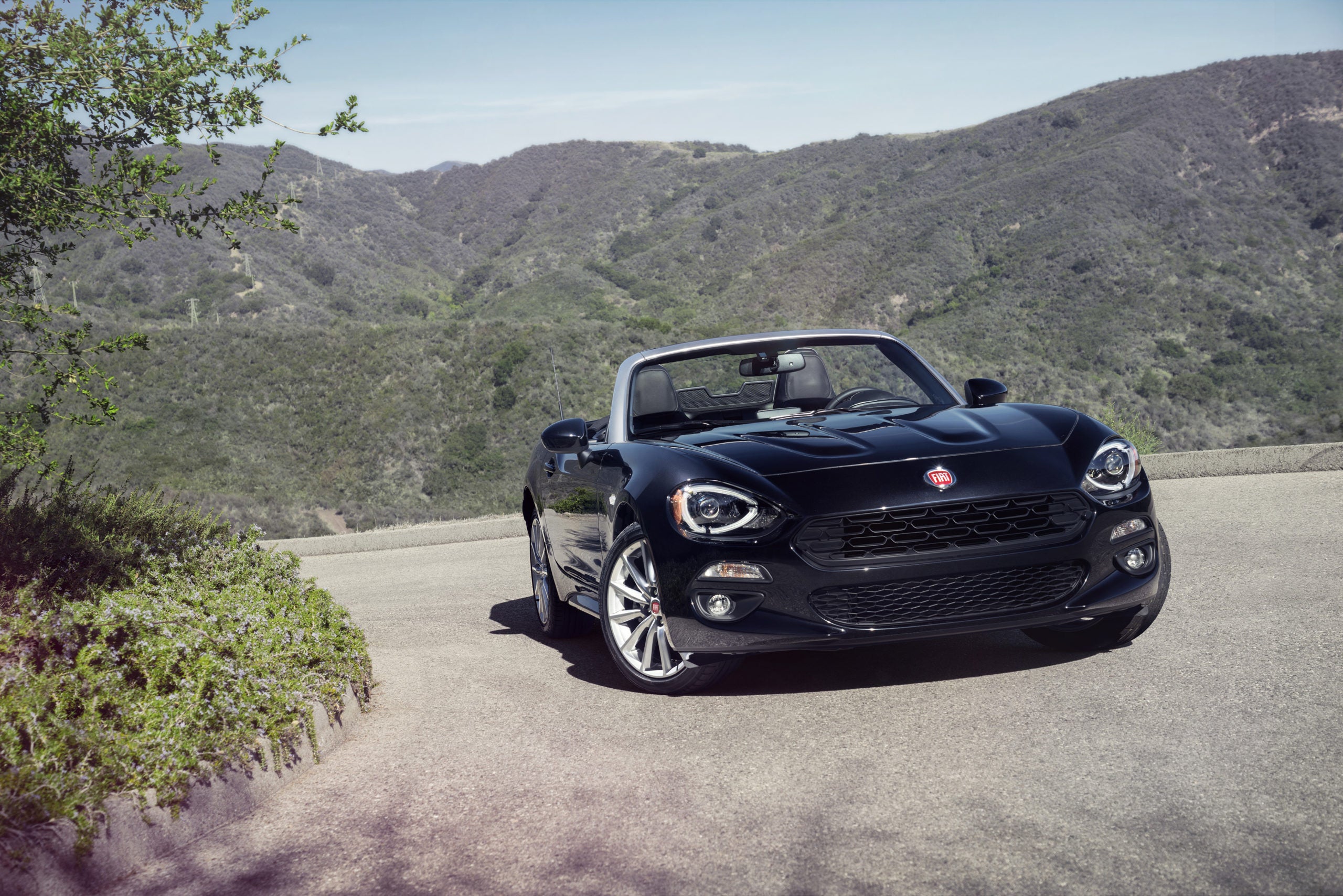 2019 Fiat 124 Spider Abarth makes drivers want to stretch summer