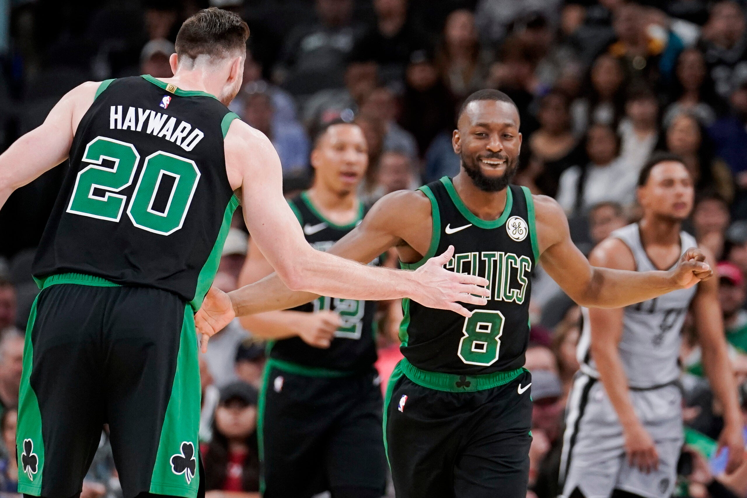 Gordon Hayward breaks left hand in Celtics' 135-115 rout of Spurs