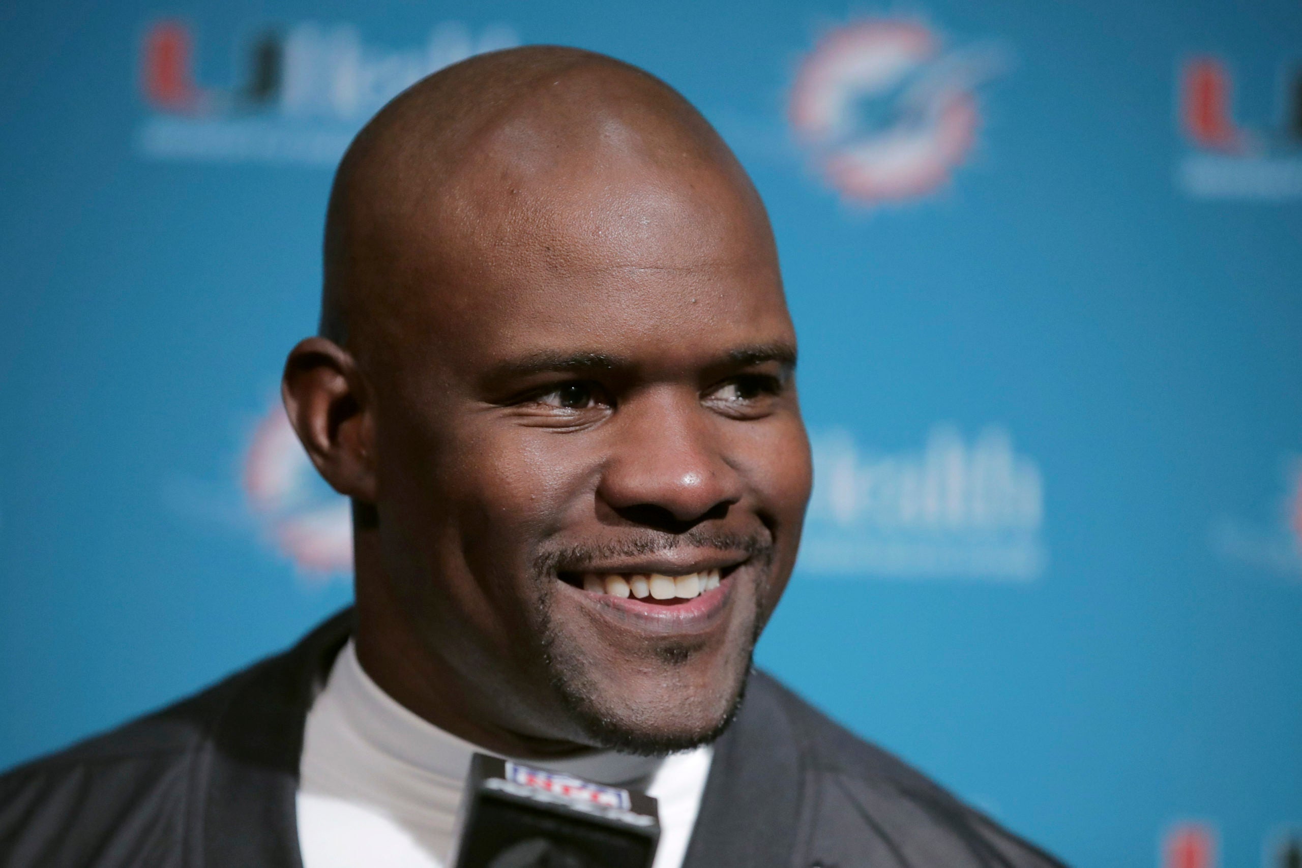 Brian Flores facing tough tests early on as Dolphins coach - The Boston  Globe