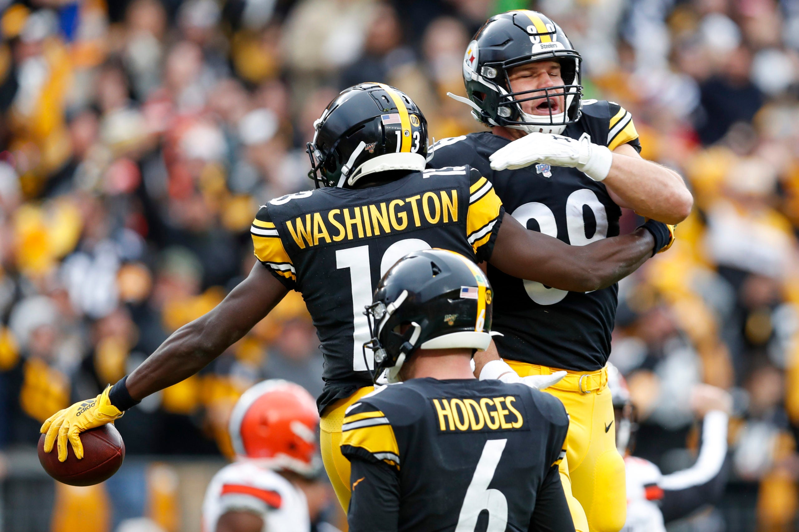 Browns' win over the Steelers ends in a helmet swing and a brawl