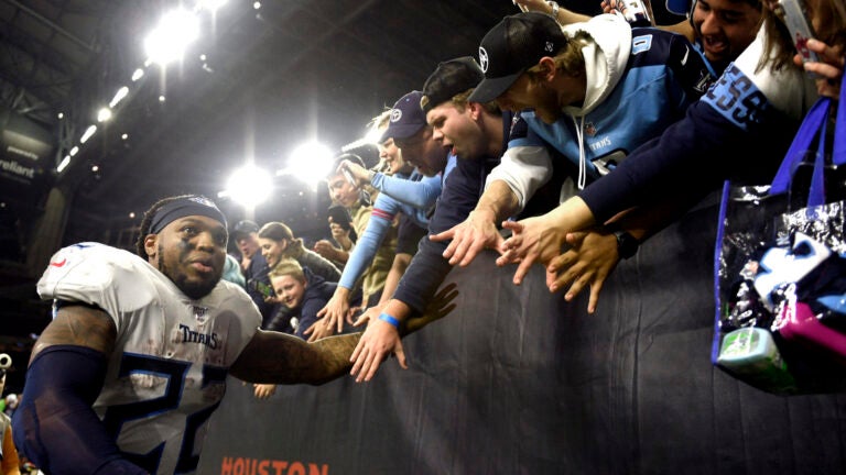 Titans fan gets married in Derrick Henry jersey