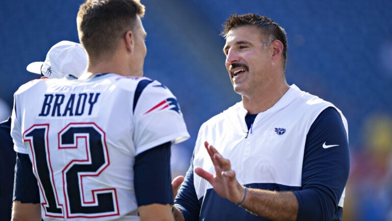 Tennessee Titans head coach Mike Vrabel drops the red flag to have a  News Photo - Getty Images