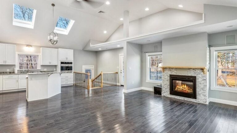 31 Lamb St Attleboro living room