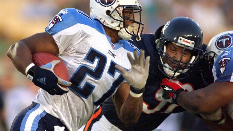 JANUARY 30 2000: Titats running back Eddie George carries the