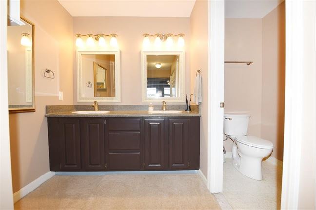 9-Park-Ave-Hull-Living-Bathroom