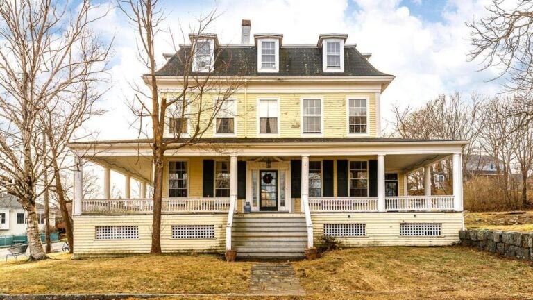 31 Beach Road Gloucester exterior