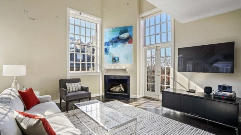 65 Anderson St Unit 3A Beacon Hill living room