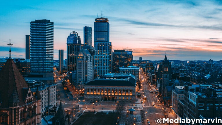 Hình nền Zoom Boston: Hãy nhấn vào hình ảnh này để khám phá chân thực vẻ đẹp của thành phố Boston - một thành phố với những kiến trúc cổ kính và hiện đại đan xen. Hình nền Zoom Boston sẽ giúp bạn nâng cao tâm trạng làm việc hoặc thư giãn mỗi khi mở máy tính.