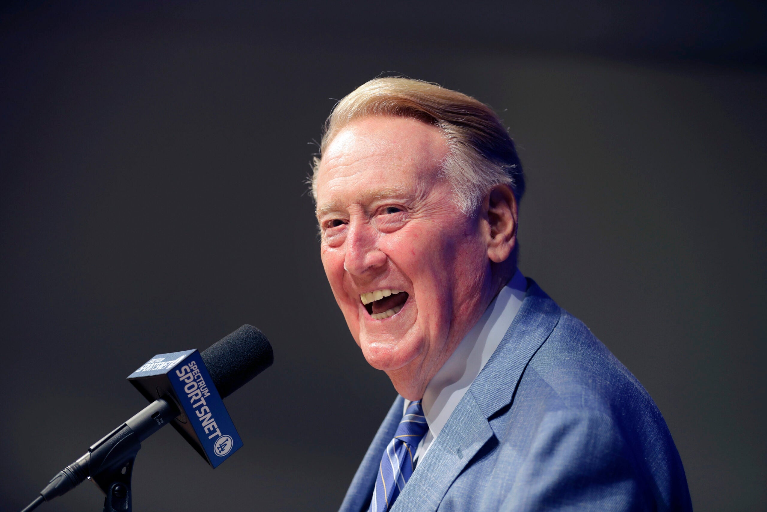 Hall of Fame broadcaster Vin Scully home from hospital after falling