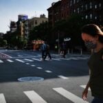 Spencer-Platt-Getty-Manhattan-Face-Mask-Pedestrian