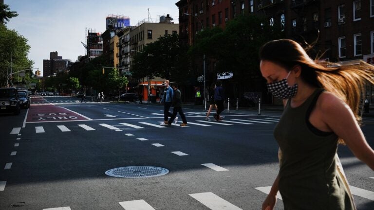 Spencer-Platt-Getty-Manhattan-Face-Mask-Pedestrian