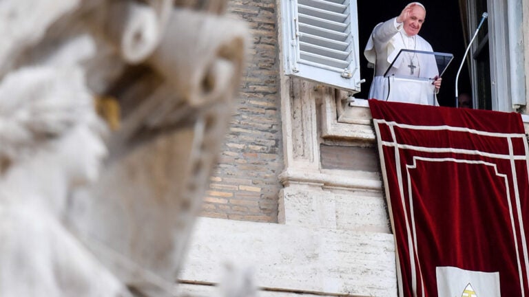 Pope francis urges aid to migrants and end to libya fighting