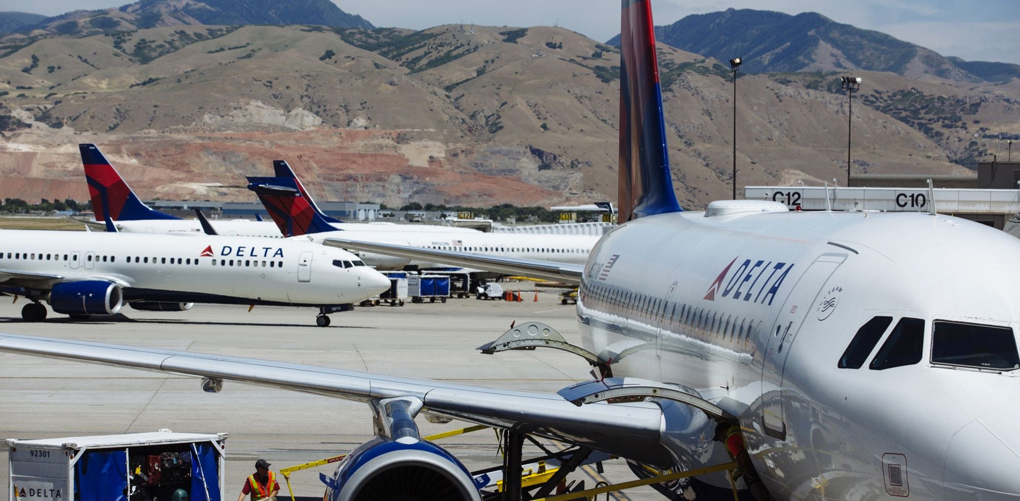 Delta, American join United in dropping most U.S. change fees