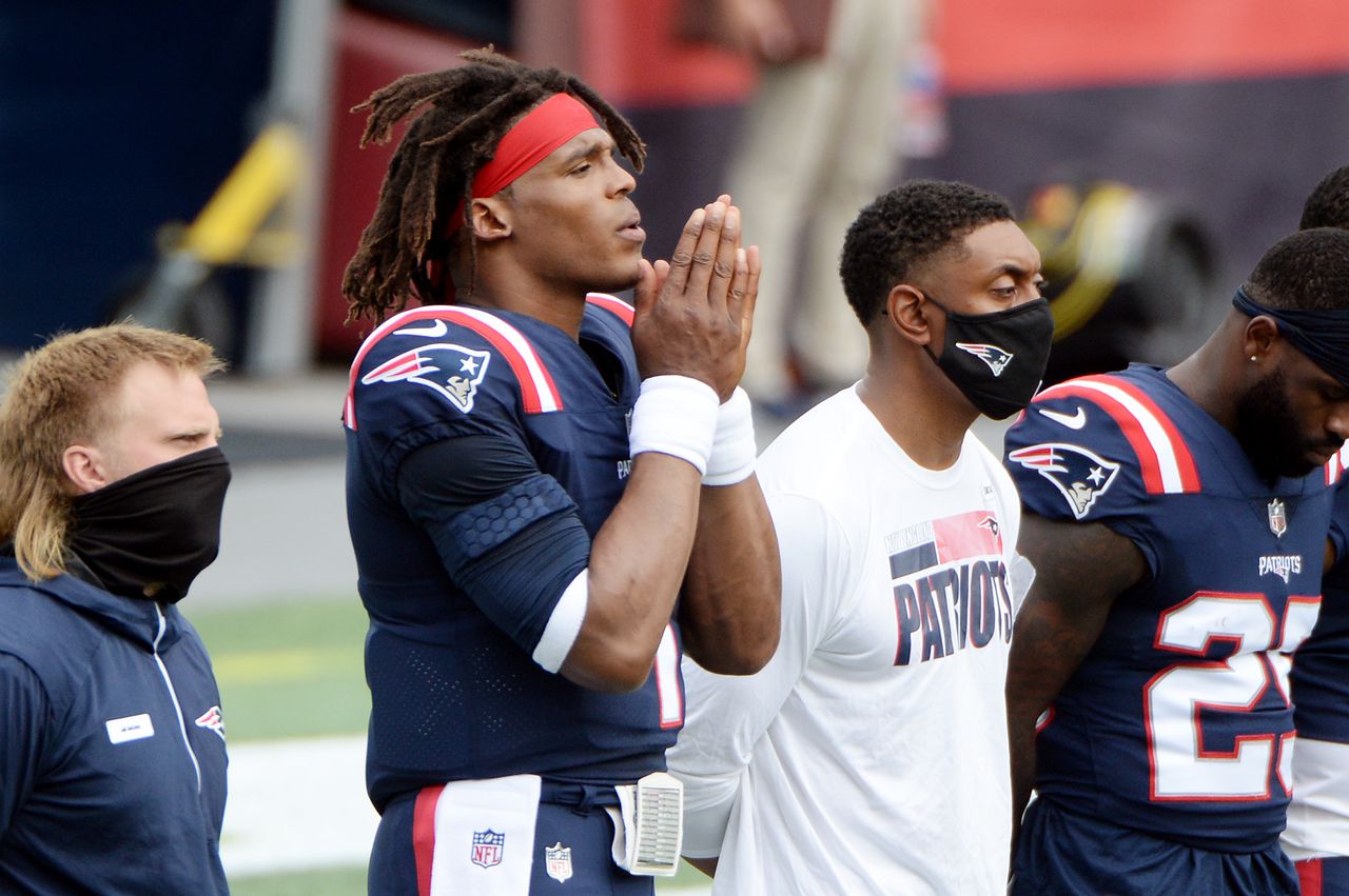 Patriots stand for national anthem as Dolphins follow through on commitment  to staying in locker room