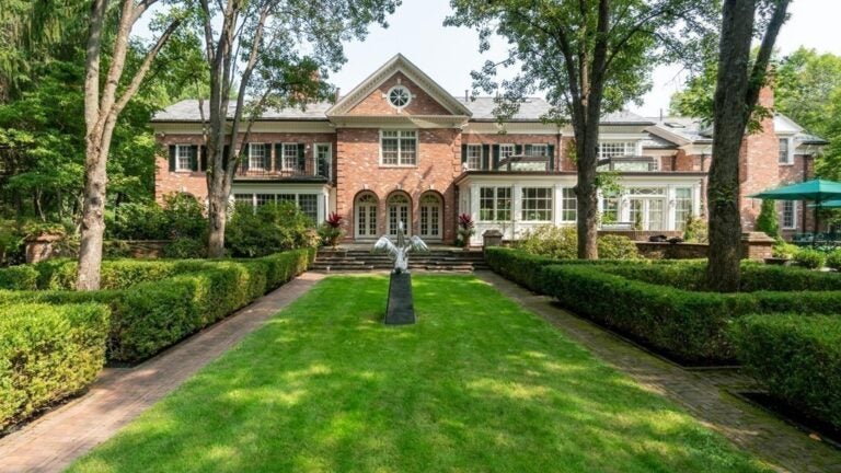 200 Pond Road Wellesley exterior