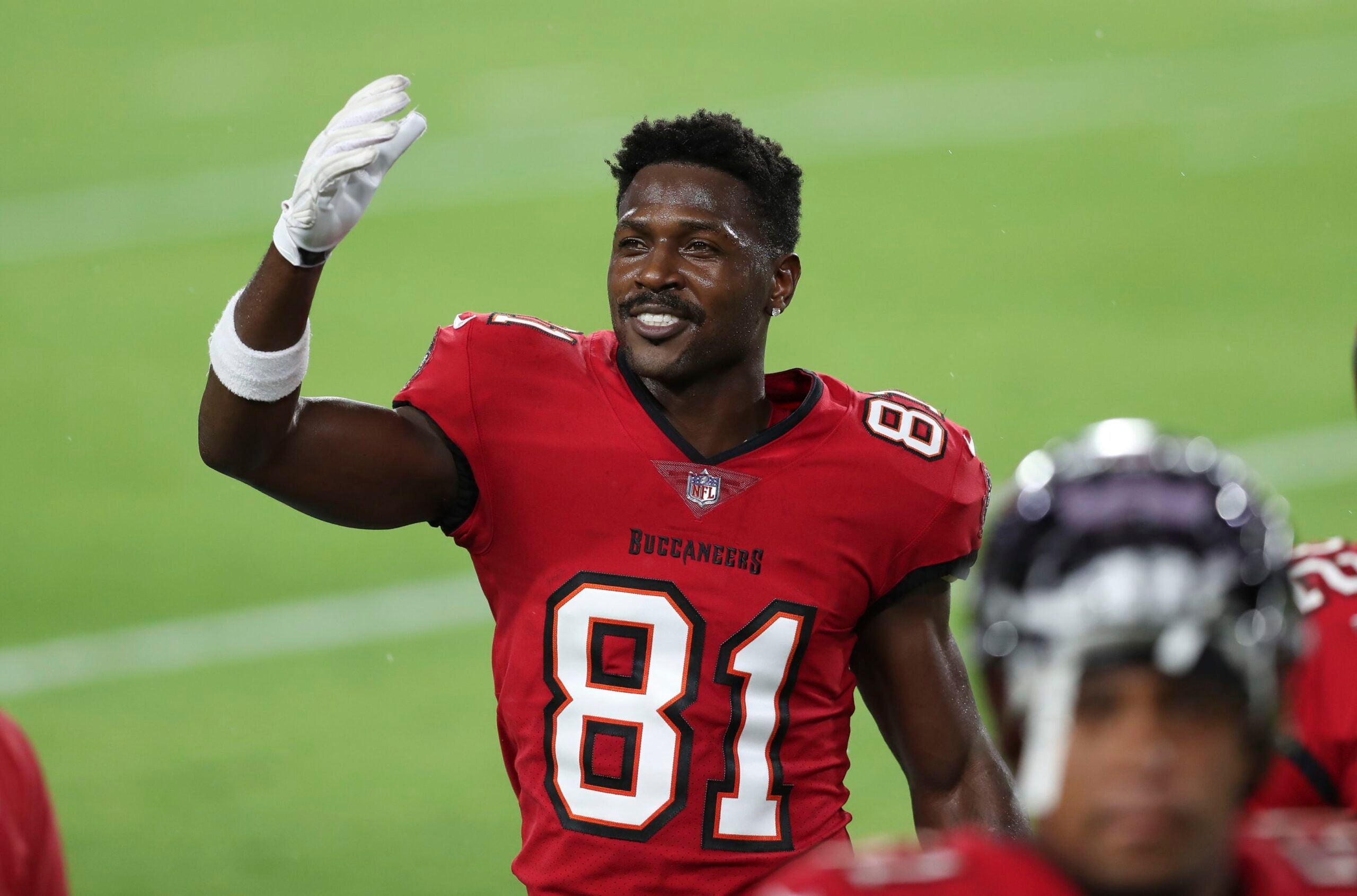 Antonio Brown re-signing with Buccaneers on one-year deal