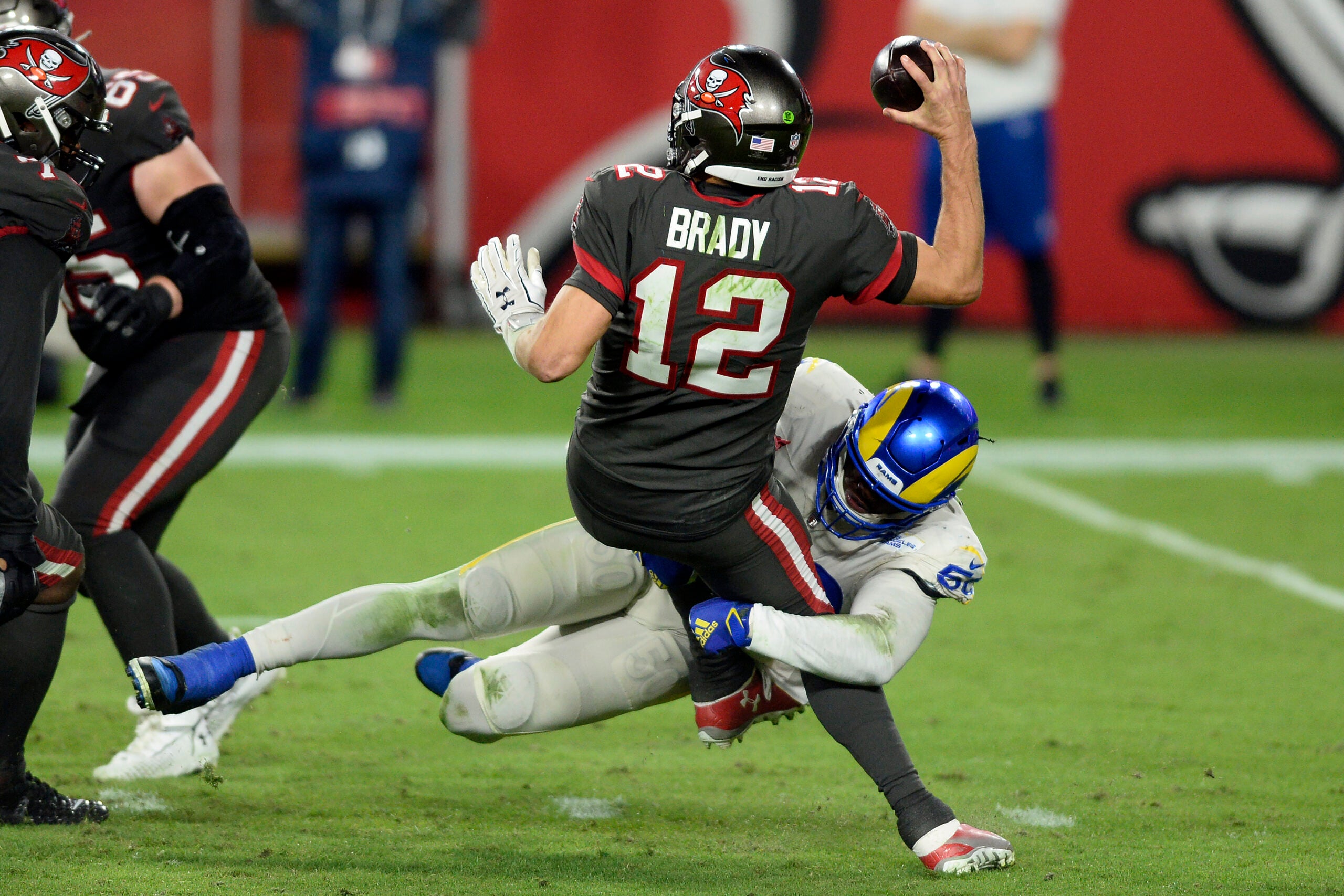 Tom Brady throws 2 interceptions, Bucs fall to Rams 27-24