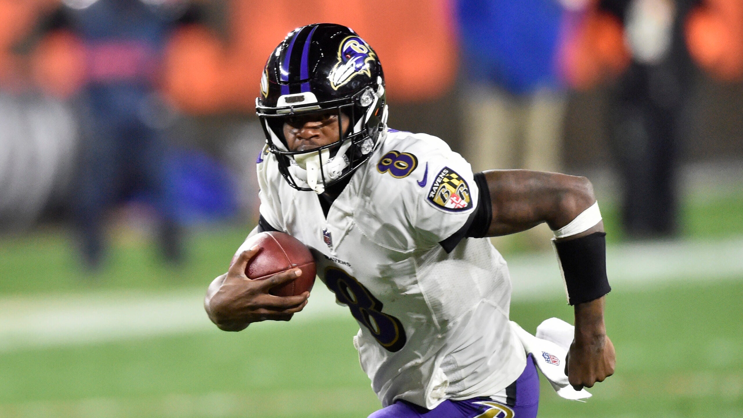 Lamar Jackson Handed Out Extra Jerseys for Jets Players Postgame