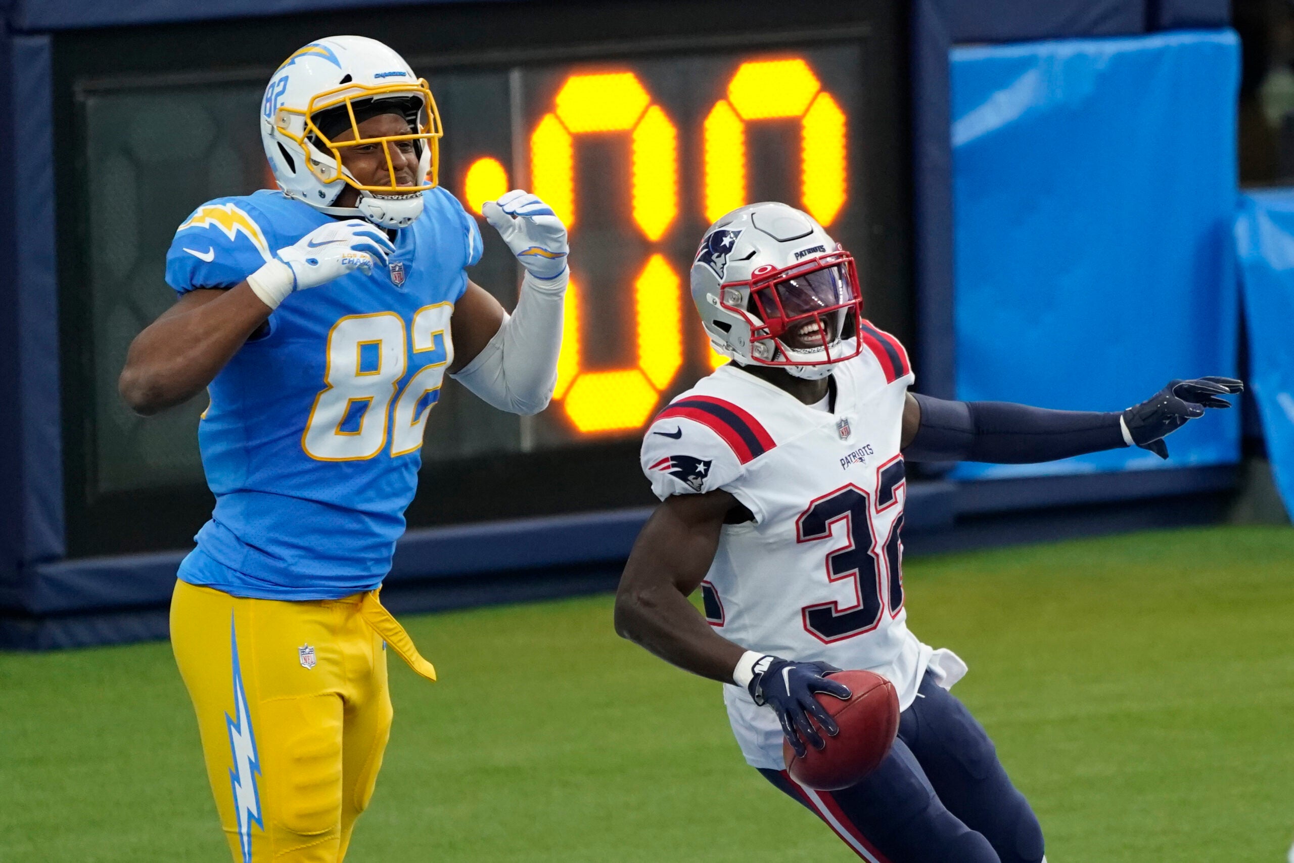 Wearing special cleats for a cause, McCourty scores fourth career TD