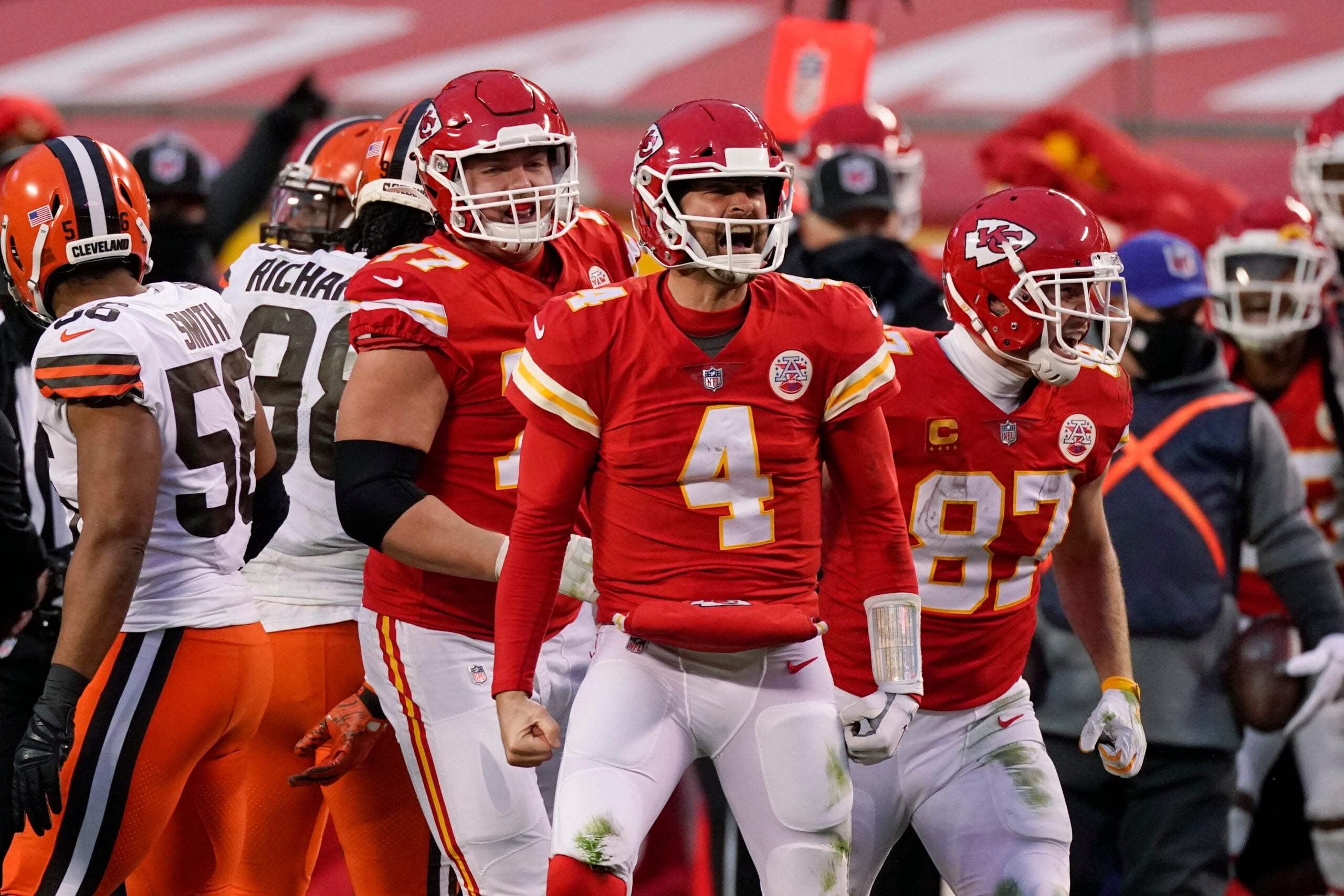 After losing Patrick Mahomes, Chiefs and Chad Henne hold off Browns 22-17.