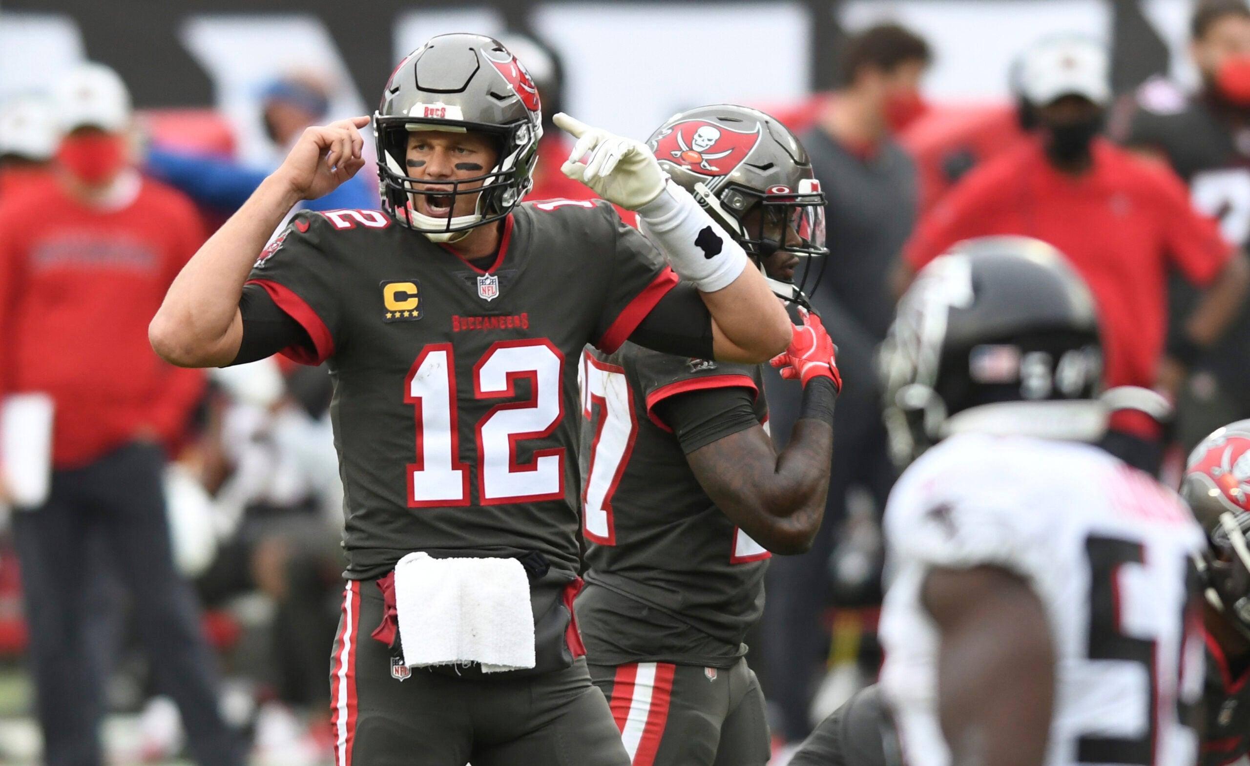Tom Brady throws for 4 TDs, Bucs pull away from Falcons 44-27
