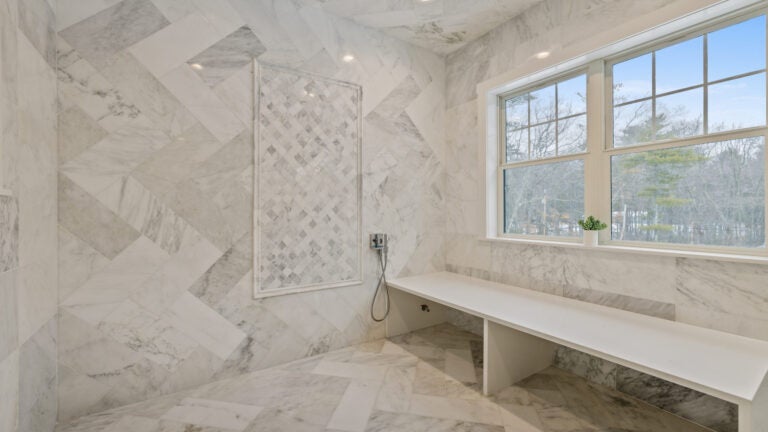 14-John-Scott-Blvd-Norton-Shower