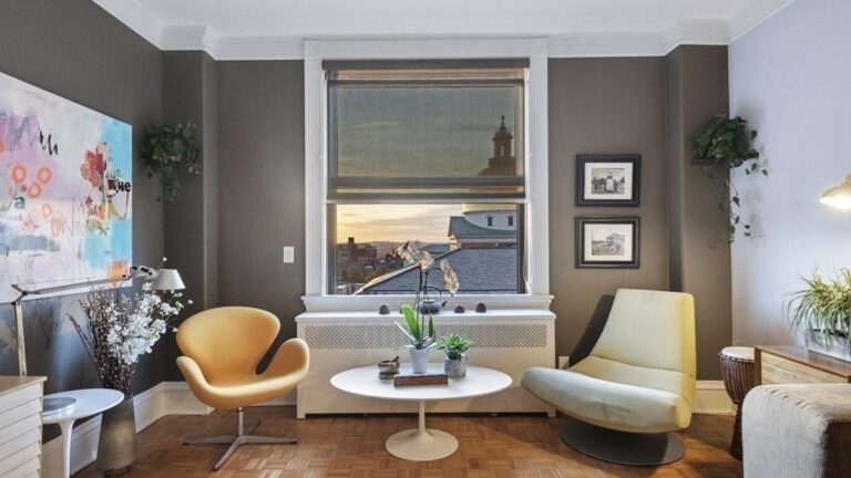 21 Beacon St Apt 9I Boston living room