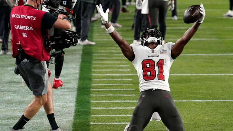 Antonio Brown pads pocket with Bucs' Super Bowl LV victory