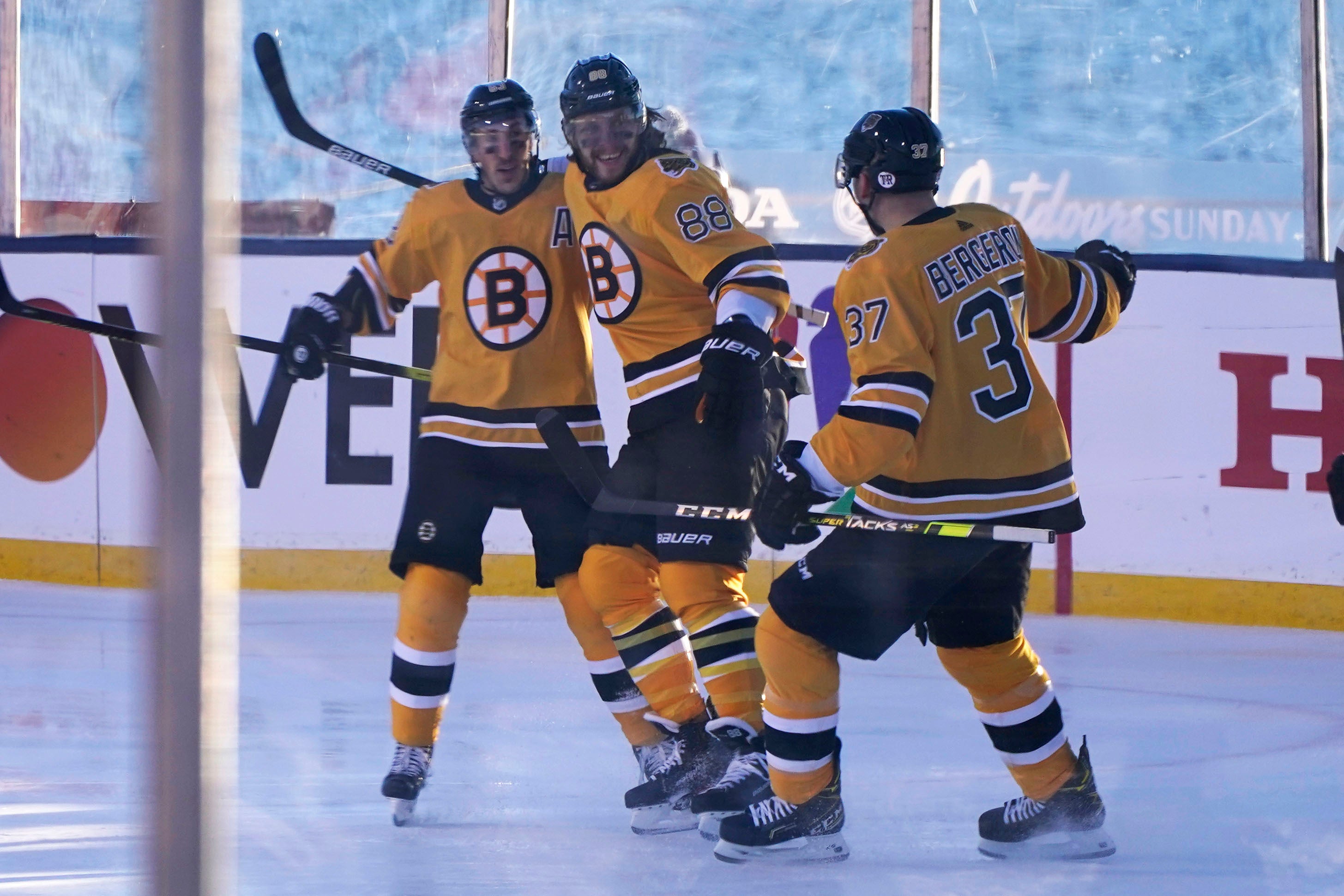 Pastrnak S 3 Goals Lead Bruins Past Flyers 7 3 At Lake Tahoe