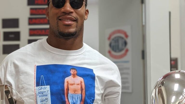 Tom Brady's teammates honored him with a special shirt at