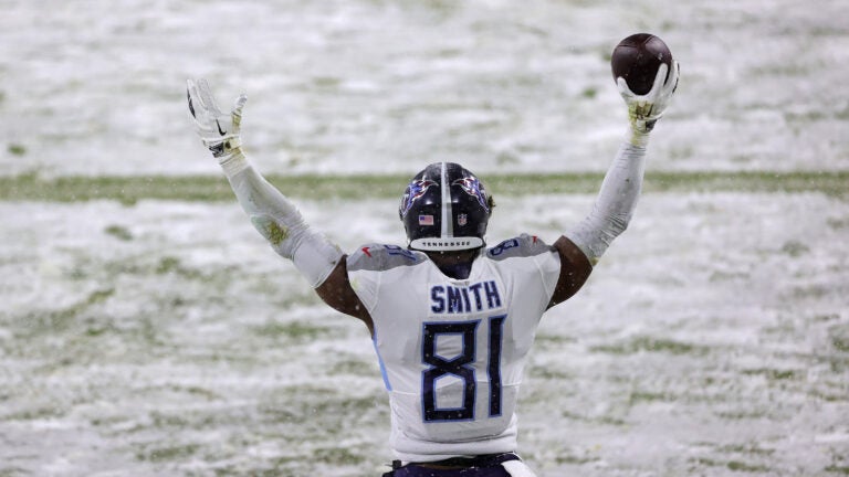 Patriots sign former West Port, Titans tight end Smith