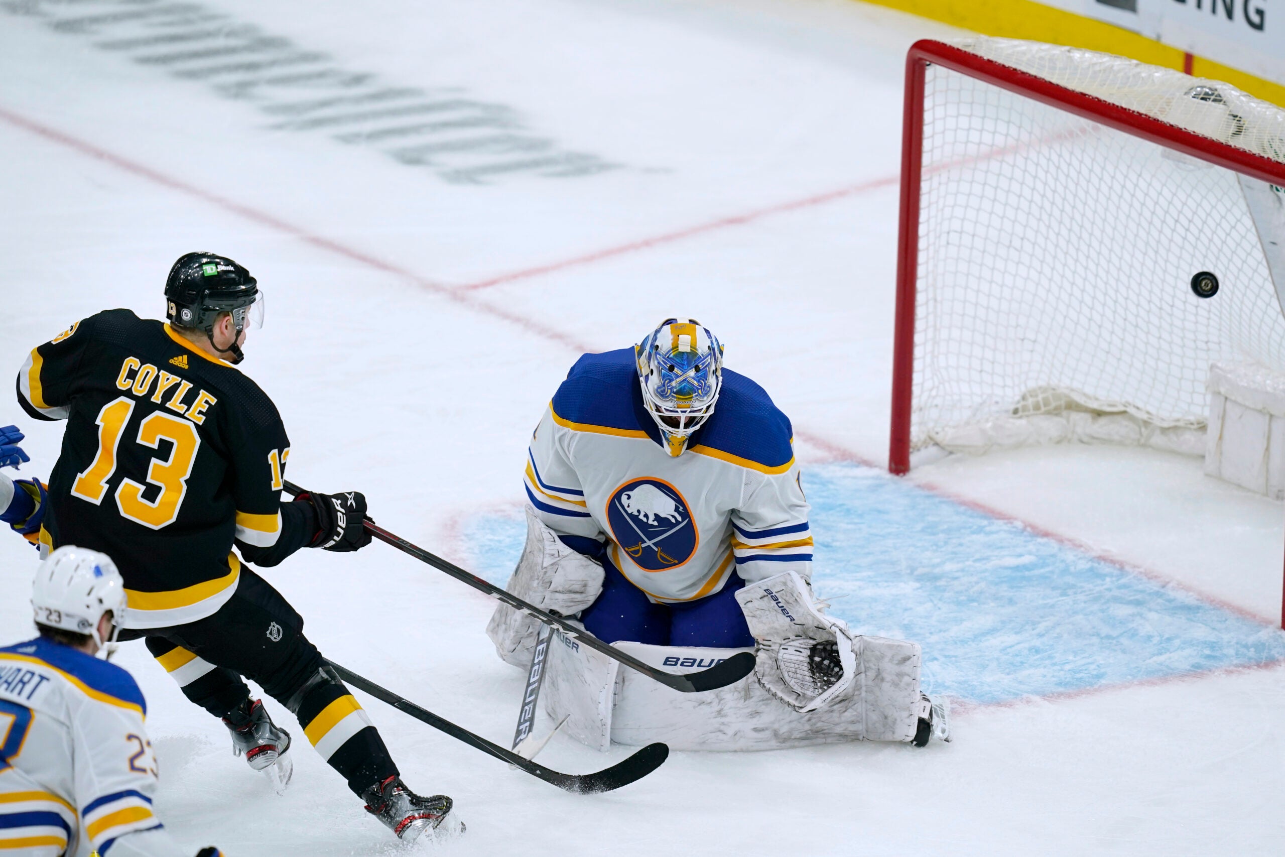 Bruins score 3 unanswered goals in 3rd, beat Sabres 52