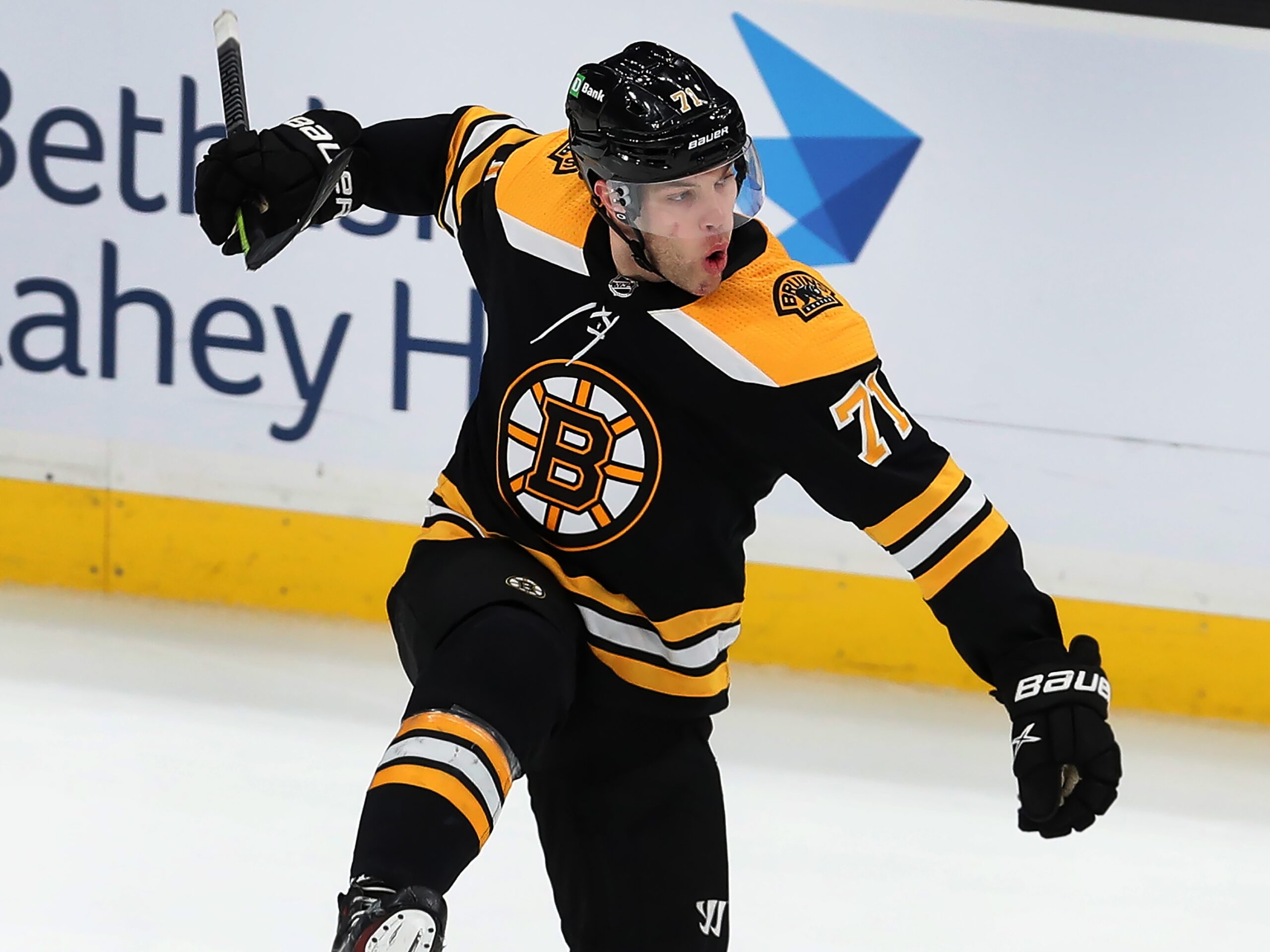 Taylor Hall re-signs with the Bruins