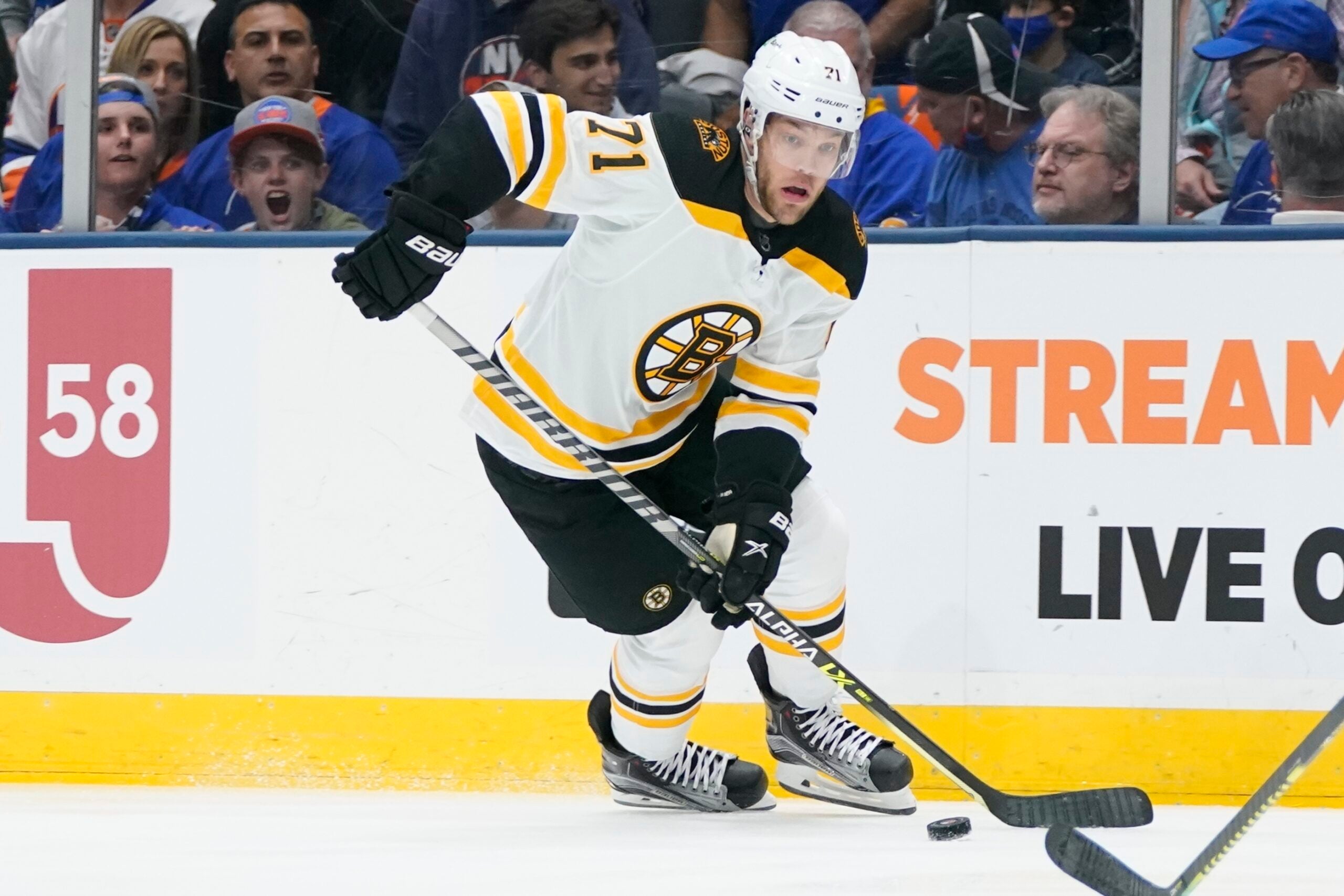 Pastrnak scores hat trick as Bruins blast Islanders in series