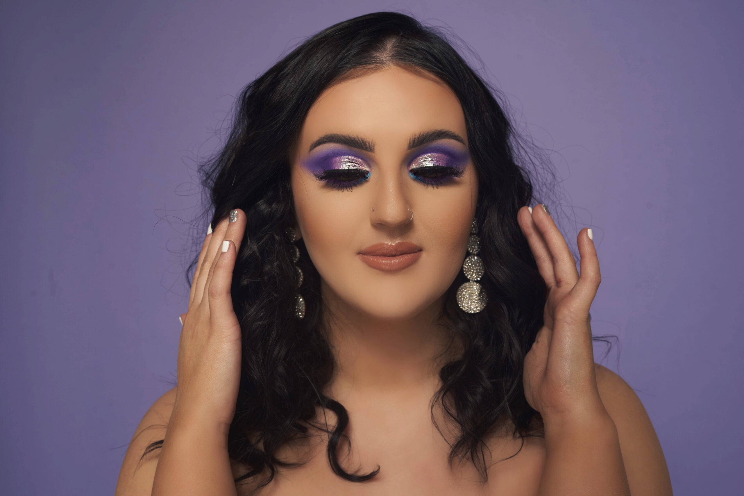 Woman hilariously applies makeup with tiny fake hands - ABC7 New York