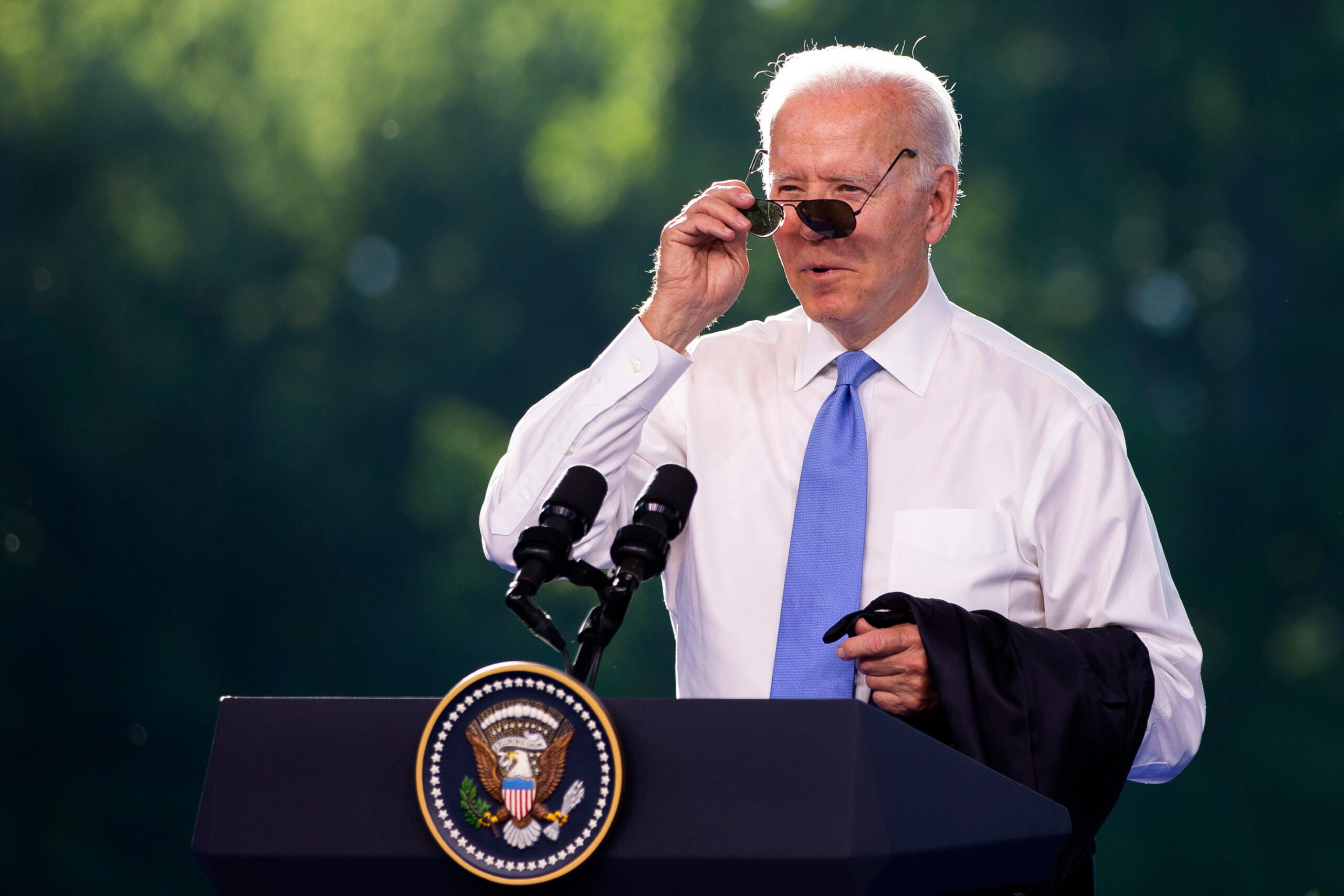 makeup Mediate Skælde ud Joe Biden gifts Putin pair of Massachusetts-made Randolph sunglasses