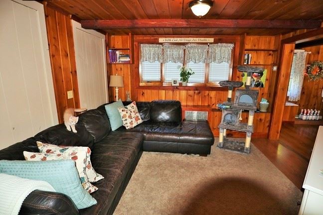 485-Oak-St-Living