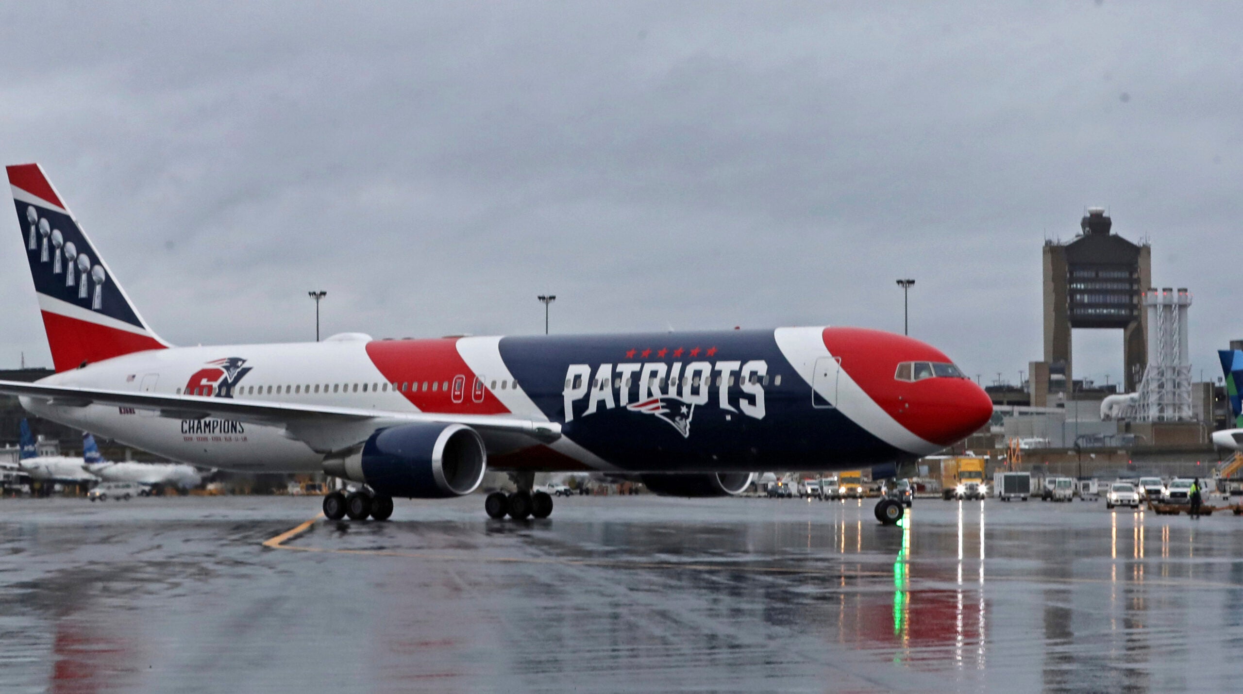 New England Patriots' plane carrying National Guard soldiers touches down  at DSM