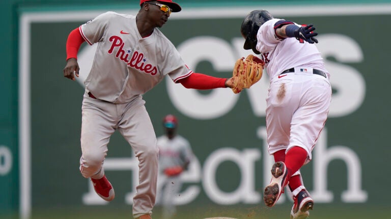 Braves win 11th straight, Phils have 9-game streak stopped