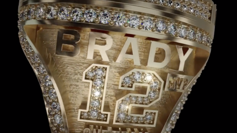 Brady and Bucs FLEXXIN their Super Bowl rings. 