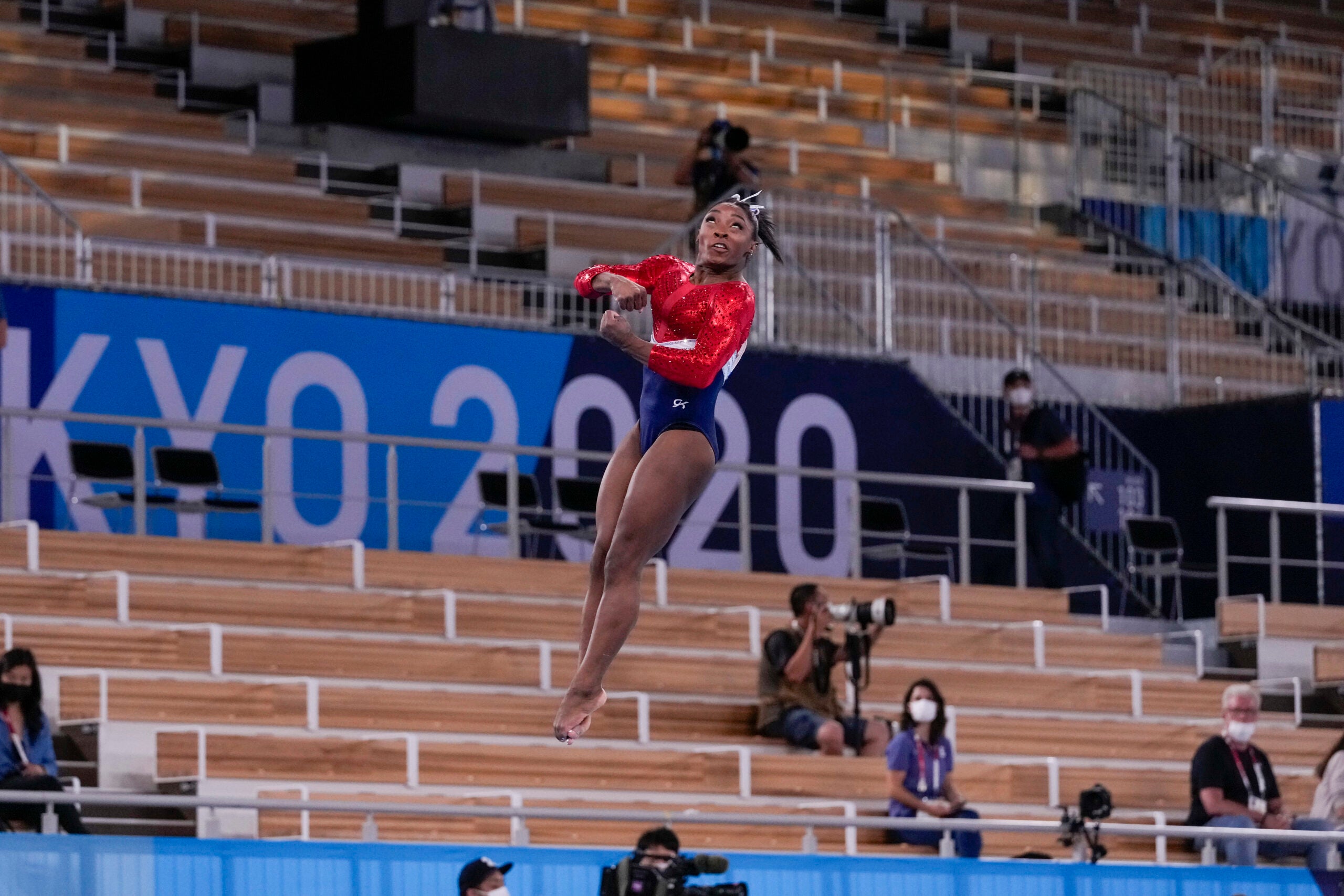 Simone Biles leads U.S. women to record 7th straight team title at