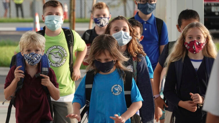 Sekolah massal minta siswa pakai masker di tengah meningkatnya kasus COVID