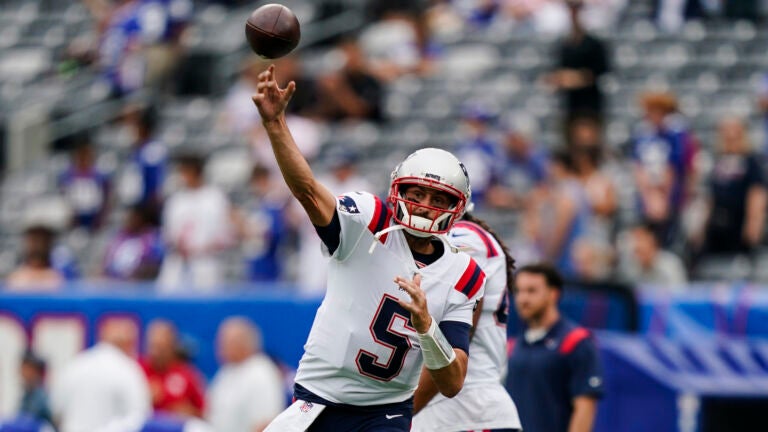 If Mac Jones can't play, Patriots are confident in Brian Hoyer 