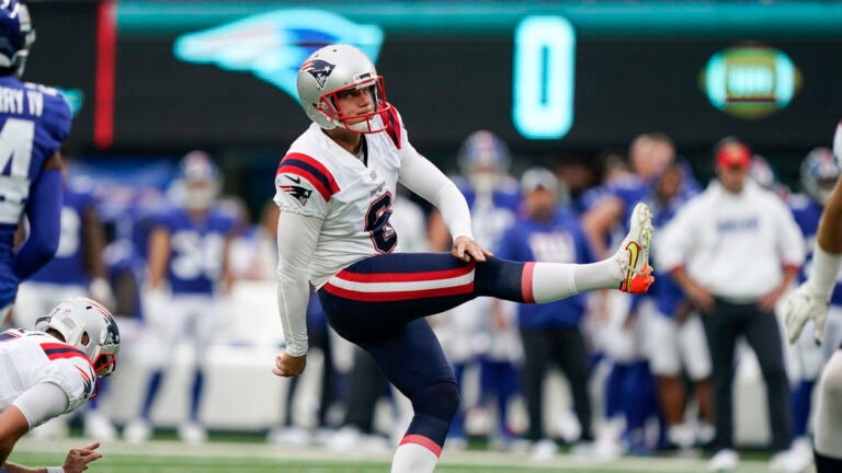 Patriots re-sign Nick Folk, adding to kicking competition