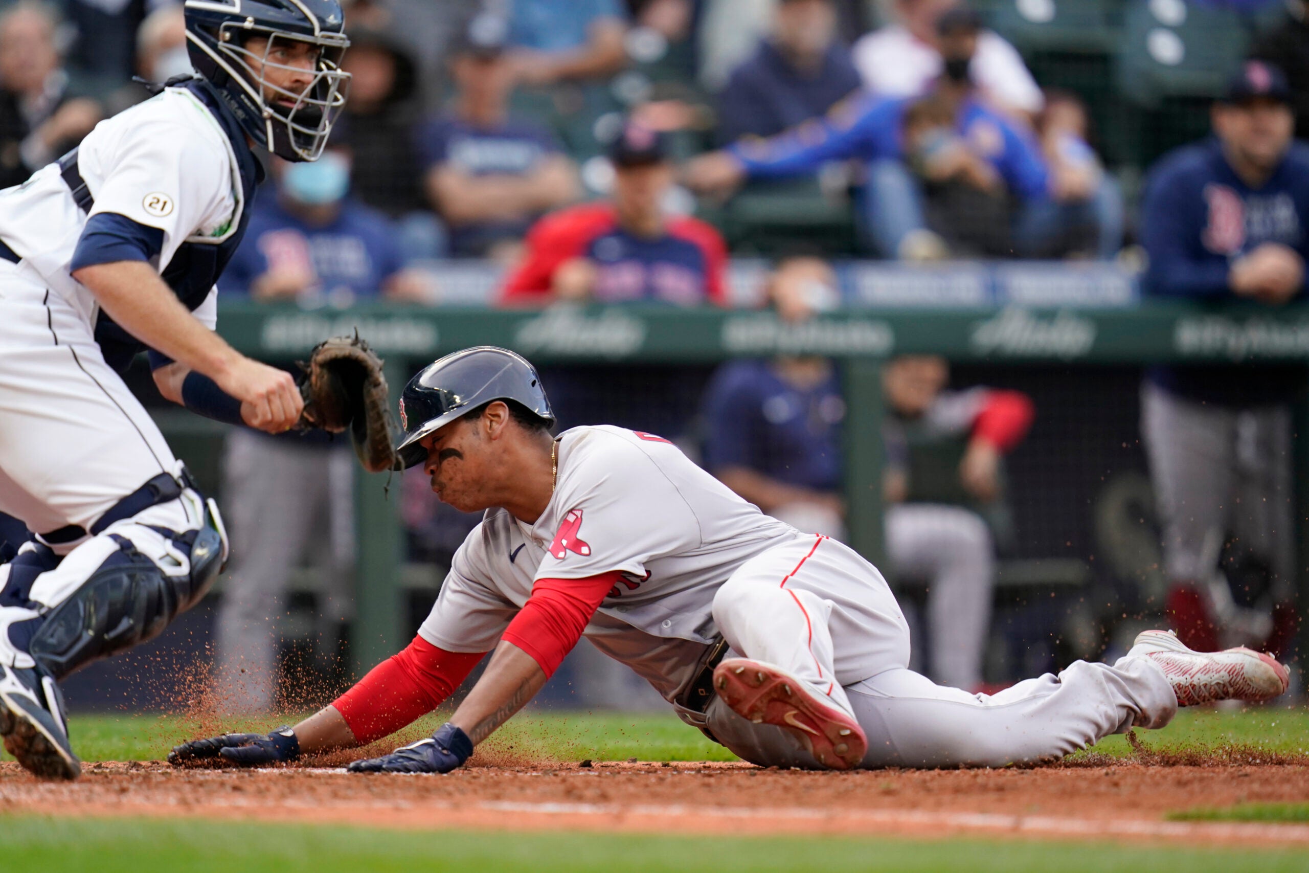 Shaw singles in 10th, Red Sox beat White Sox 9-8