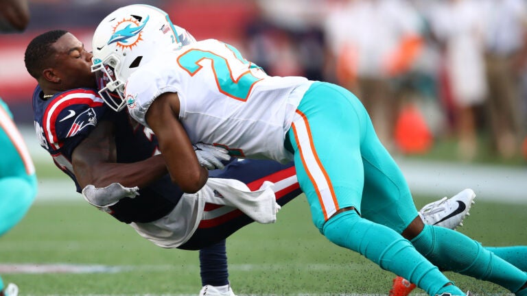 Dolphins' offense plays smart, small ball in win over Patriots