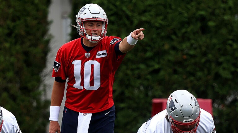 Patriots players believe in rookie QB Mac Jones: 'He plays like a vet'