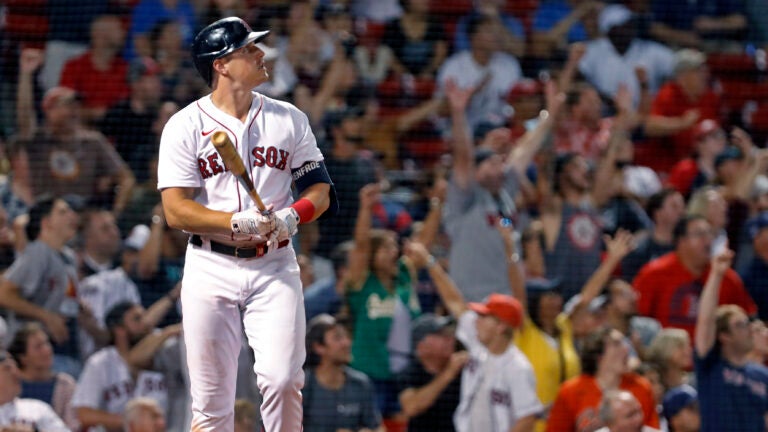 Ex-Red Sox OF Hunter Renfroe makes wild no-look catch for Angels