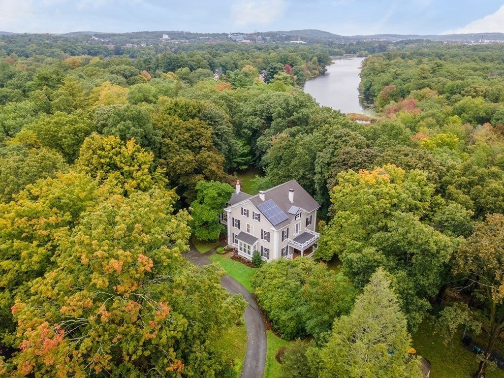 5 homes that have phenomenal water views but aren't near coast