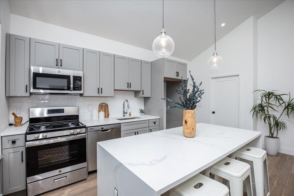 5 homes that have phenomenal water views but aren't near coast